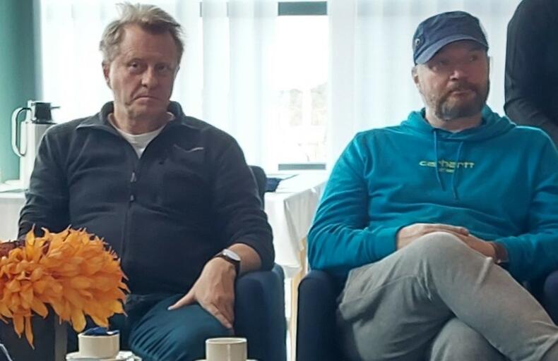 Reima Ojala ja Toni Hurnanen istumassa saunatilojen kokoushuoneessa.