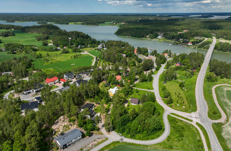 Asuinaluetta Merimaskun kirkonkylän tuntumassa, oikealla kulkee Merimaskuntie ja edessä Kirkonsalmi.