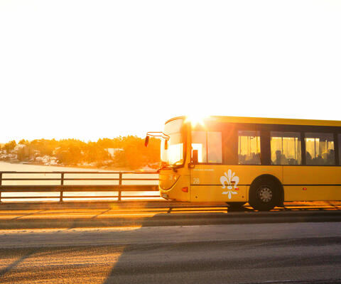 Föli-bussi ylittää siltaa ilta-auringossa