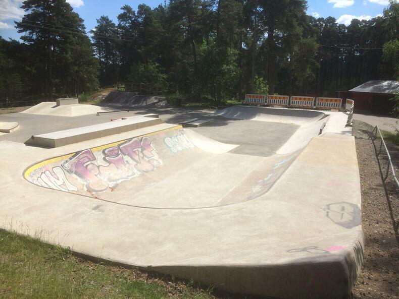 Uudistettu skeittiparkin betoni auringonpaisteessa.