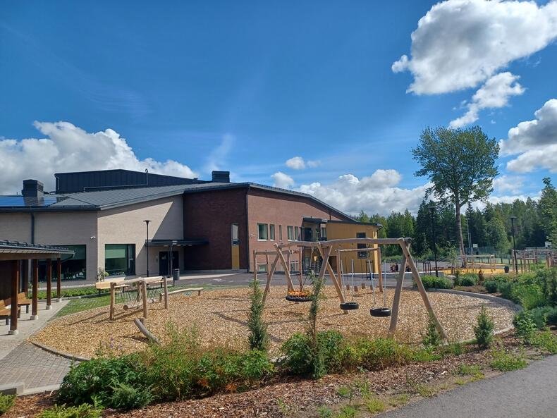 Luonnonmaan perhetalo ja suuri veteraanihaapa