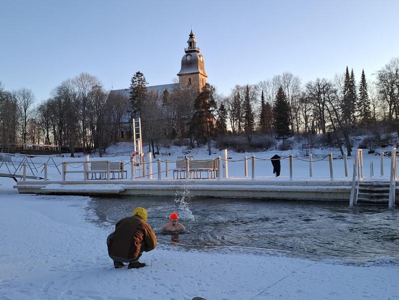 Mies ui avannossa, taustalla Naantalin kirkko
