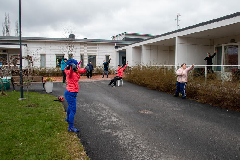 Korttelijumppaa vetivät Anu ja Heidi kehitysvammaisyksikön asukkaille ja henkilökunnalle.