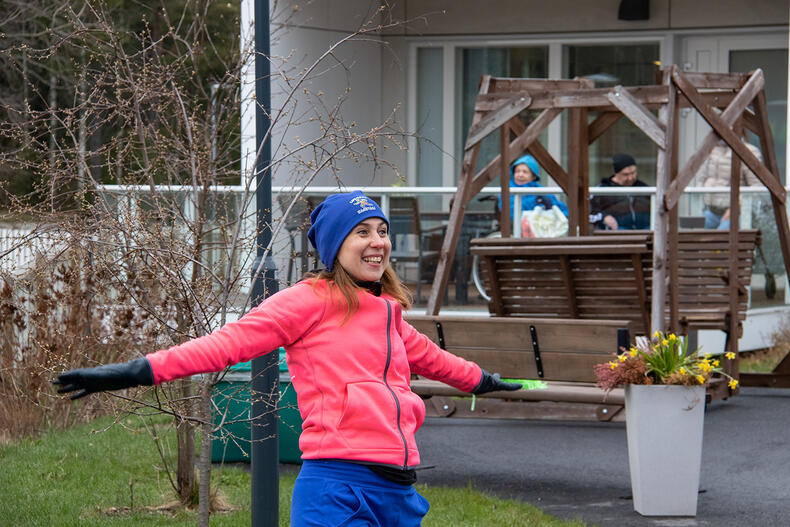 Iloinen ohjaaja Heidi näyttää liikkeitä.