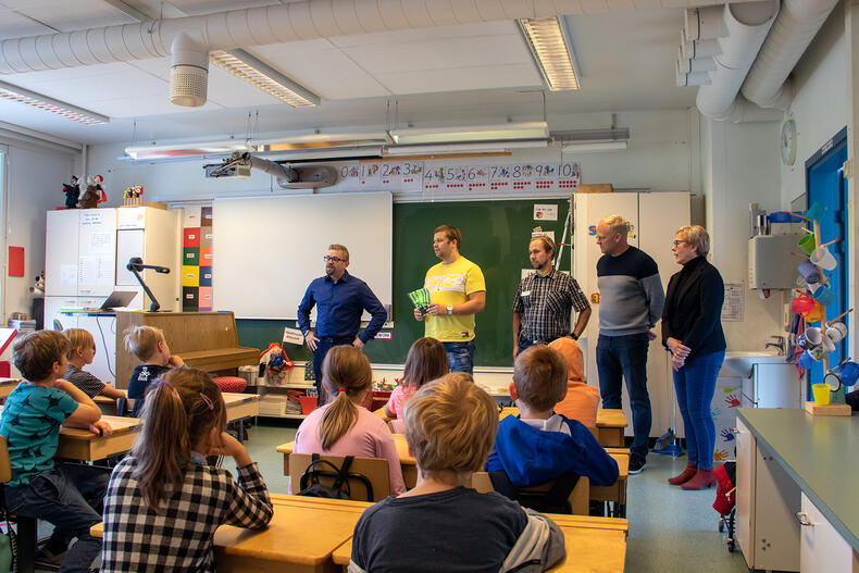 Yrittäjät neuvoivat heijastinliivien käyttöön ja jakoivat liivit Kuparivuoren koulussa.