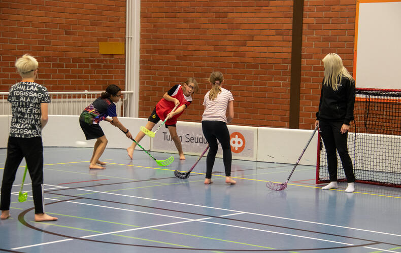 Lapset pelin tuoksinnassa, Sanni Nieminen seisoo maalissa.