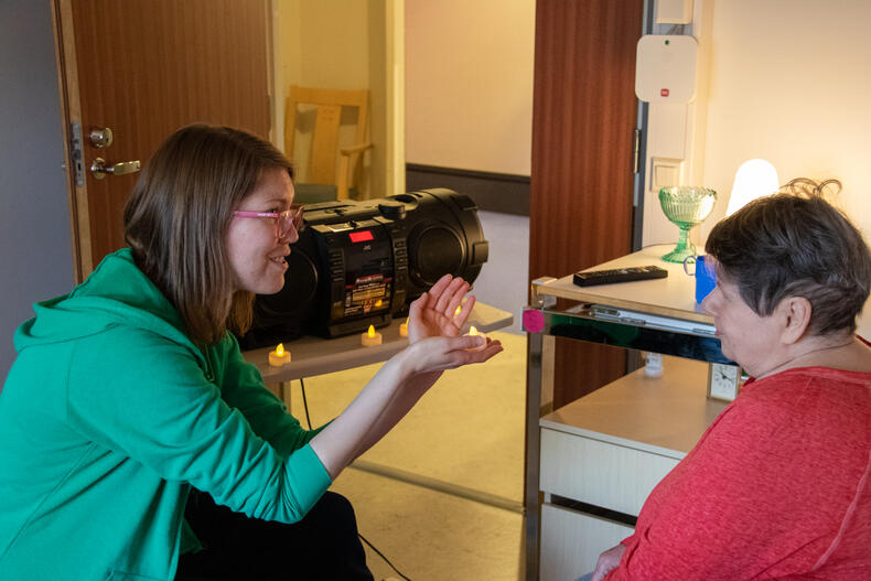 Sähkötuikut olivat mukana tanssissa Henna-Marian käsissä.