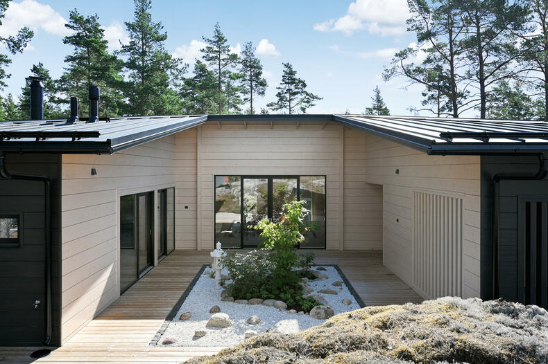 Atrium-pihan keskellä kasvaa pieni puu.