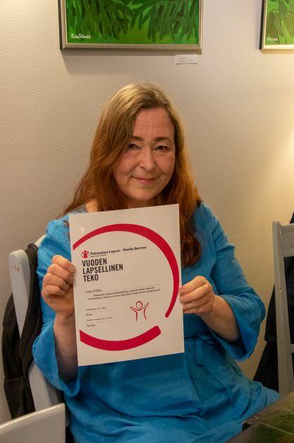 Anna Hilska pitelee käsissään Naantalin Pelastakaa Lapset ry:n Vuoden lapsellinen teko -diplomia.