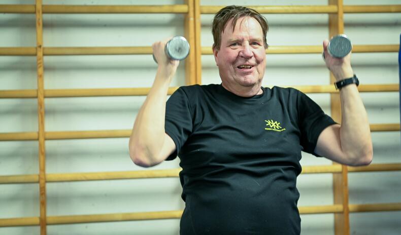 Anssi Aarnio nostaa puntteja Suopellon kuntosalilla.