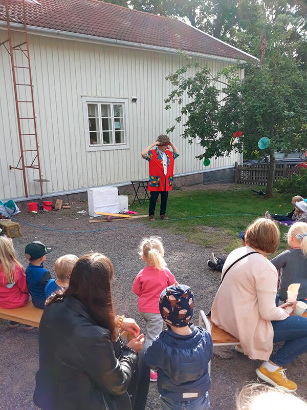 Pelle esiintyy lapsiperheille pihalla.