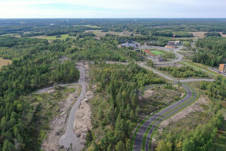 Ilmakuvassa Pyrstötähti katu etualalla metsän kesellä, oikealla uusia katuja.