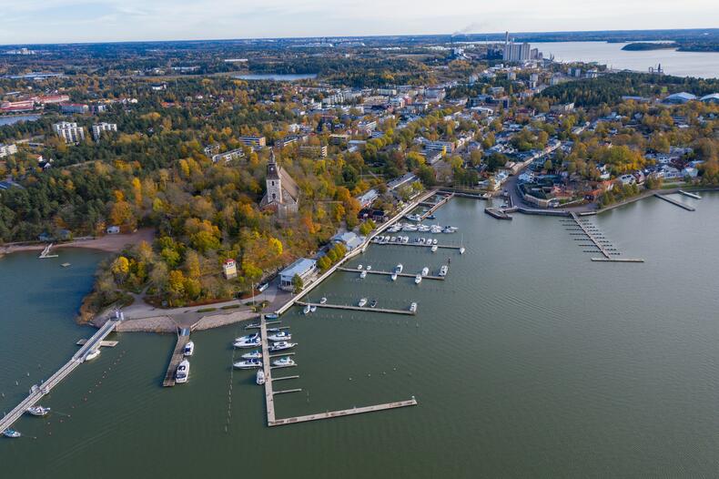 Naantalin kirkko ja keskustaa-alue kuvattuna ilmasta.