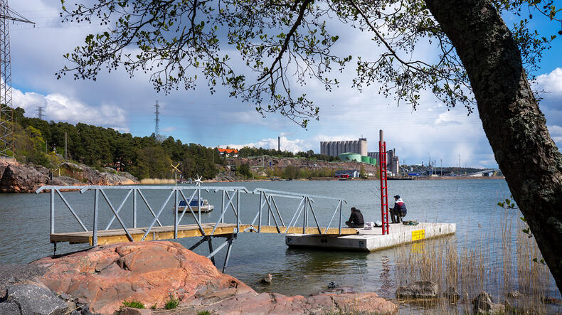 Kalastajia Raumakarin kalastuslaiturilla.