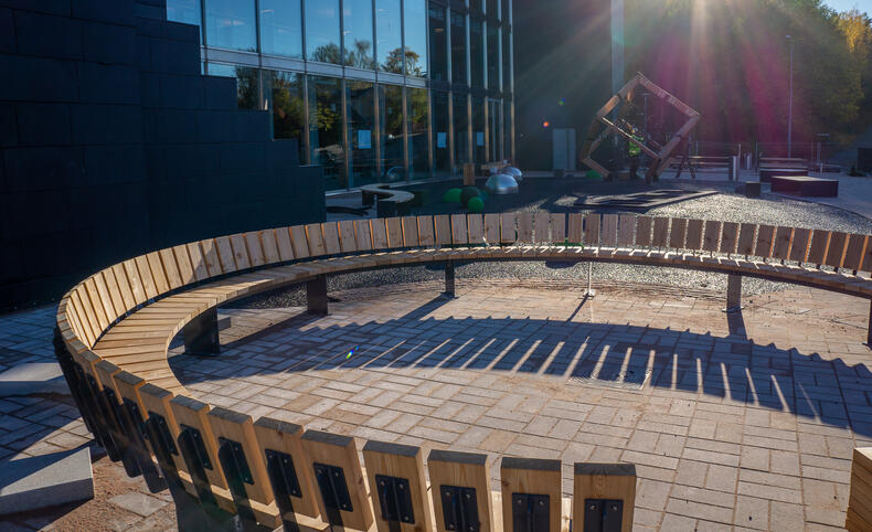 Penkit muodostavat puoliympyrän toripuistossa.