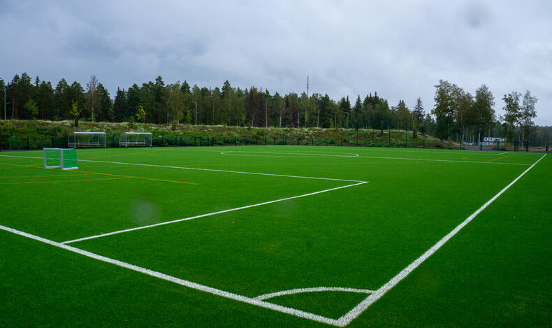 Uusi nurmikenttä, jossa valkoiset pelikentän maalaukset.