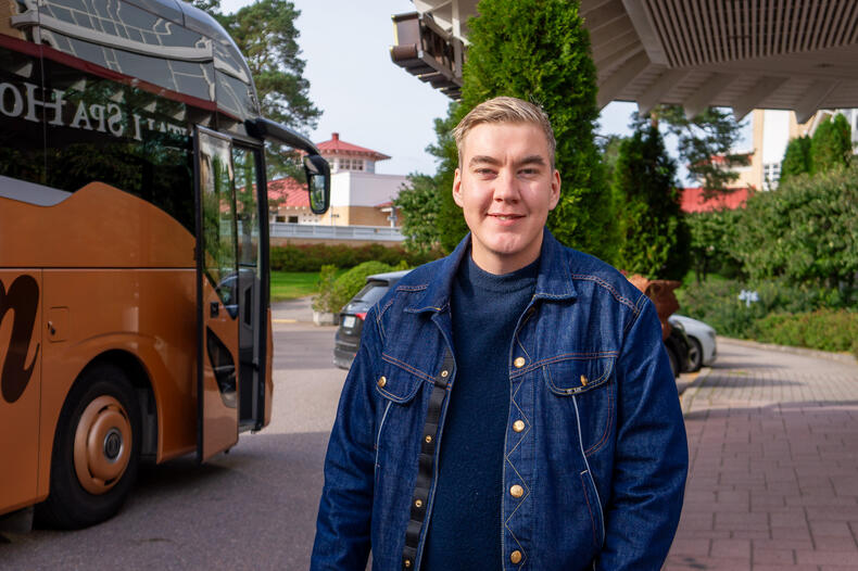 Mikael Lindberg Naantalin kylpylän edessä.