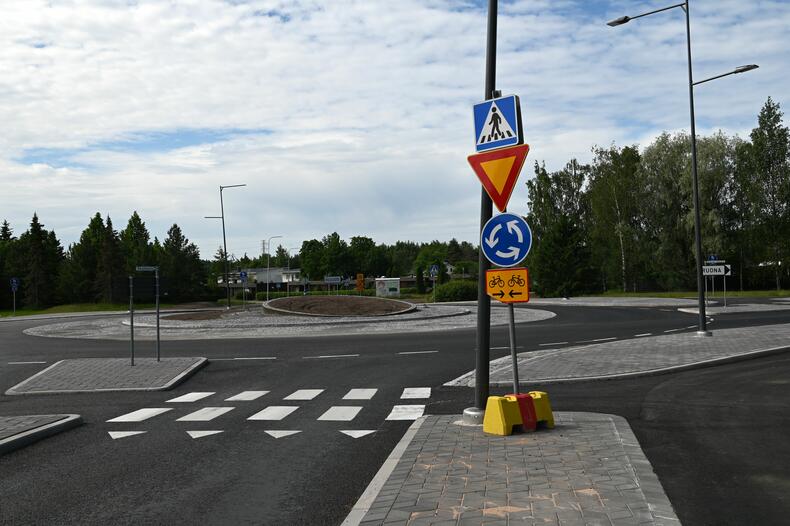 Ruonan yhdystien ja Rautakadun kiertoliittymä kuvattuna Armonlaaksontien suunnasta.