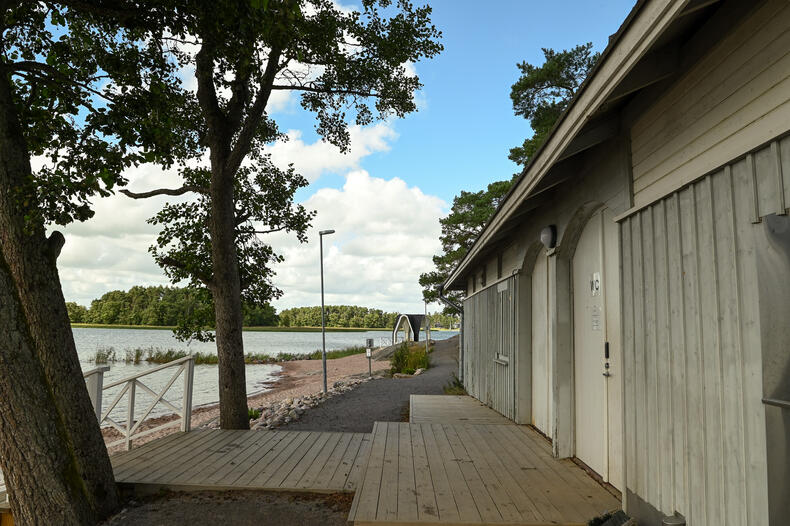 Nunnalahden uimarannan pukusuojan rakennuksesta eteenpäin kallioilla paviljonki.