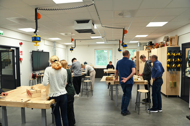 Oppilaita työskentelee Kalevanniemen uusissa kädentaitojen tiloissa.