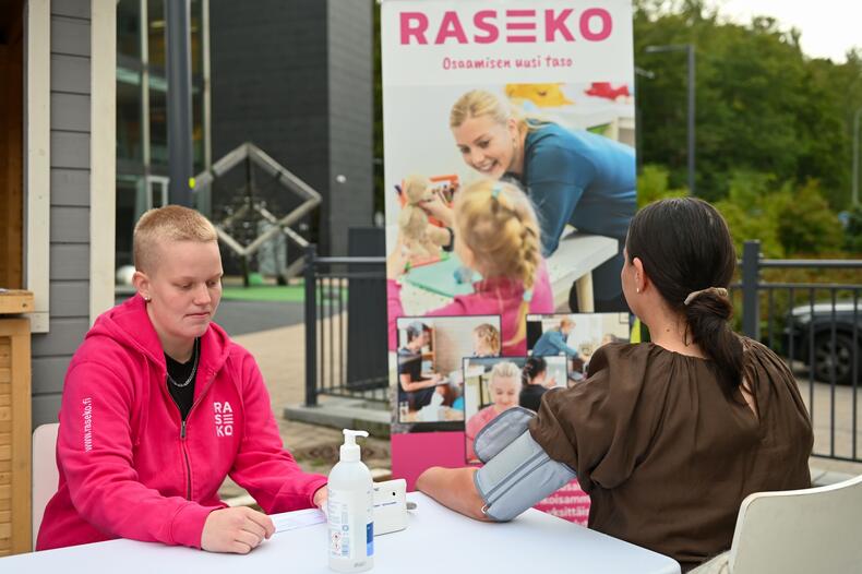 Rasekon sote-opiskelijat tarjoavat myyntikojulla verenpainemittausta.