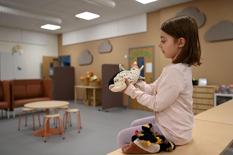 Lapsi leikkimässä Kalevanniemen uusissa varhaiskasvatuksen opetustiloissa.