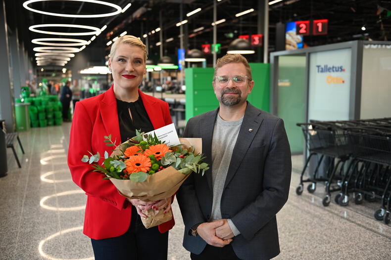 Kaupunginjohtaja ja hallituksen puheenjohtaja Naantalin Prisman avajaisissa.