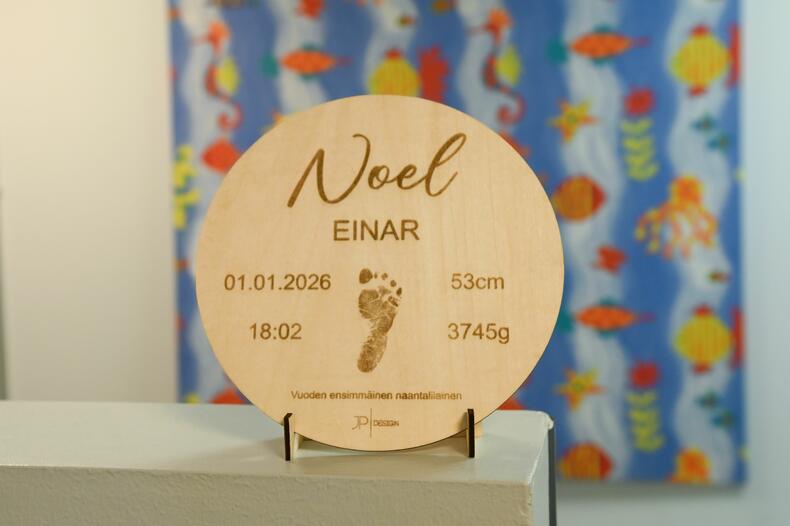 Vanerinen syntymätaulu vastasyntyneelle, jossa nimi ja muut syntymätiedot.