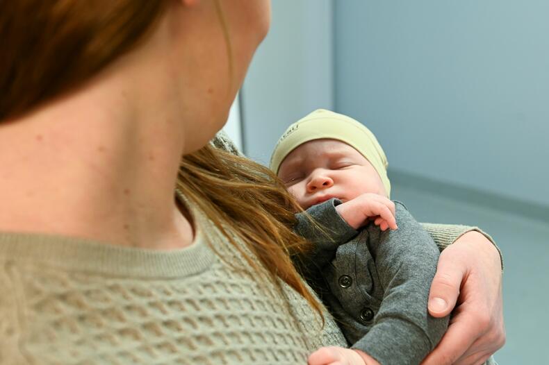 Naantalin vuoden 2026 ensimmäinen naantalilaisvauva äitinsä sylissä.