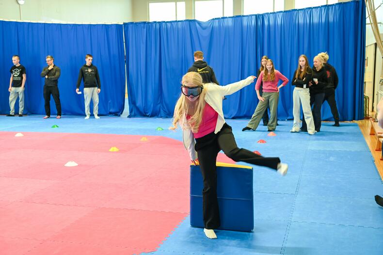 Nuori testaamassa kännilaseja esteradalla.