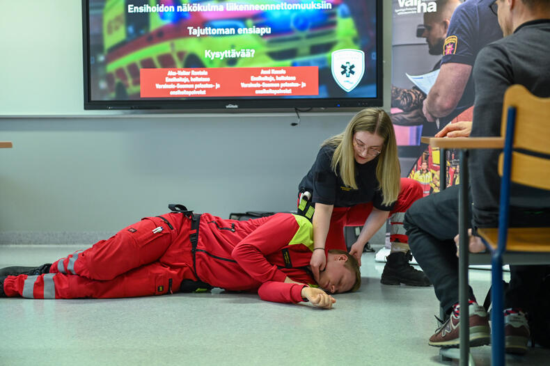 Ensihoitajat kouluttavat tajuttoman ihmisen kohtaamista. Kuvassa kaksi ensihoitajaa.