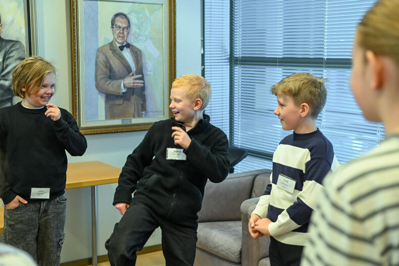 Lasten parlamentin työpajassa lapset pääsivät kertomaan, mistä hyvinvoiva arki koostuu. Lapsia ringissä seisomassa.