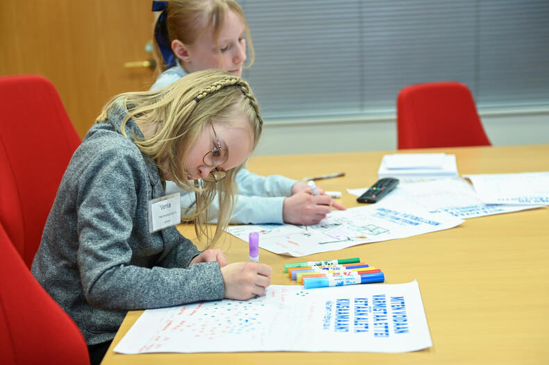 Lasten parlamentin työpajassa lapset pääsivät miettimään, miten välitunteja voisi kehittää. 