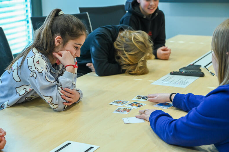 Lapset pohtimassa työpajassa hyvää oppimista.