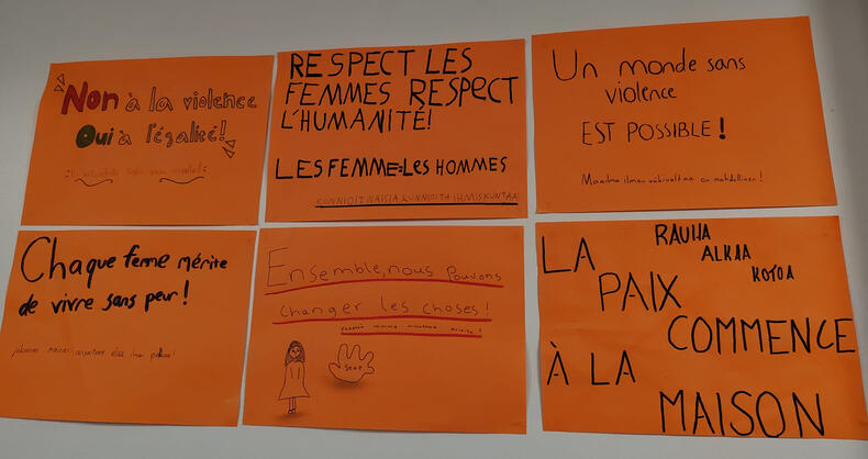 Oranssit päivät -kampanjan ranskankielisiä julisteita oppilaiden tekemänä.