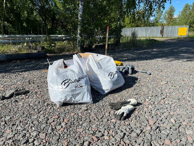 Täysiä Pidä Saaristo Siistinä -roskapusseja Taimon rannassa.
