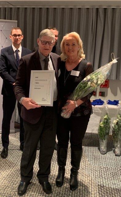 Naantalin tarkastuslautakunnan Anita Saksi ja Lauri Laine vastaanottivat kuvat ja palkinnon Helsingissä.