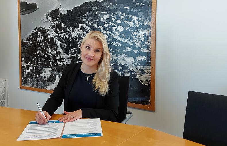 Laura Leppänen allekirjoittaa Itämerisitoomusta.
