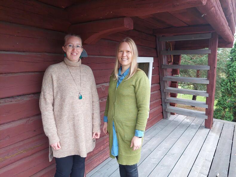 Perhepsykologit Laura Hallström ja Maaria Hartikainen. Kuvan on ottanut Katariina Kivinen.