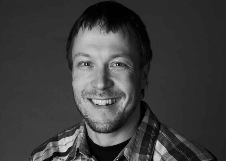 Mikko Peltolan mustavalkoinen kasvokuva