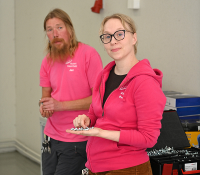 Kaksi Naantalin kaupungin nuoriso-ohjaajaa kohtaamispaikka Mopomestassa.