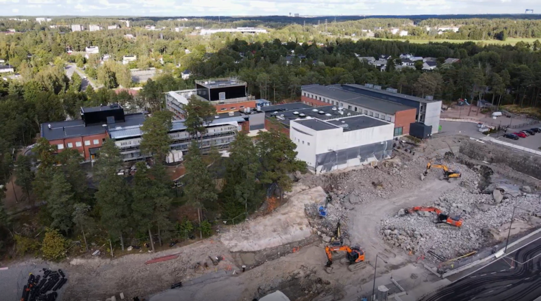 Kalevanniemen kampus ja työmaat kuvattuna ilmasta käsin. Kuvassa kampusrakennus ja työmaita.