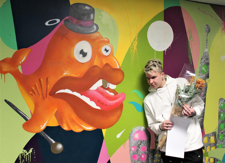 Mitro Viitala ja kalagraffitimaalaus pääkirjastossa