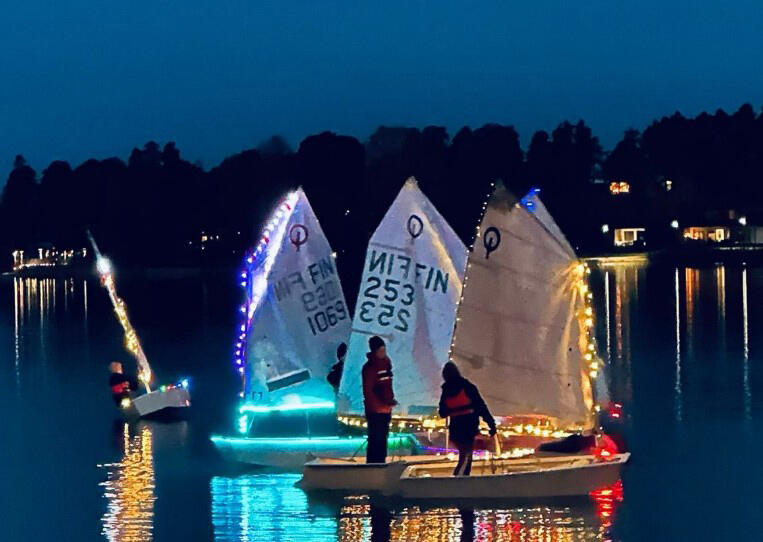 Valaistut jollat merellä iltapimeällä.