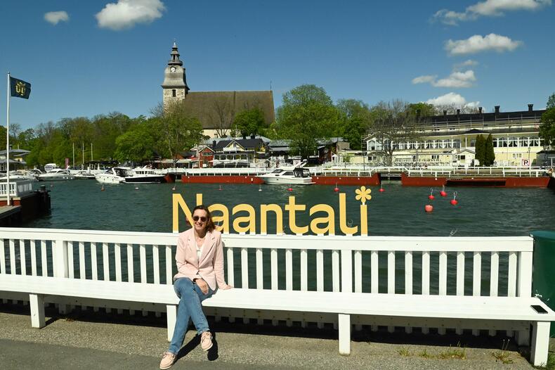 Viestintäpäällikkö Jessica Ålgars ja Naantali-kirjaimet
