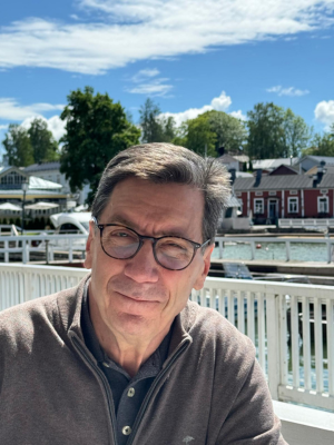 Kirjailija Pekka Vartiainen Naantalin Vanhankaupungin venesatamassa kesällä. 