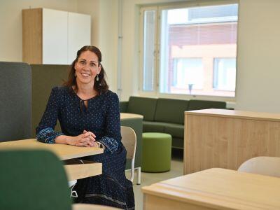 Naantalin Kalevanniemen kampuksen rehtori Tiina Kortetmäki uusissa oppimistiloissa. 