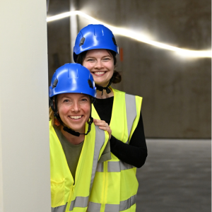 Yhteisötaideprojektin vetäjät, yhteisötaiteilija Heidi Häyry ja kuvataiteilija Kirsi-Maria Raunio.