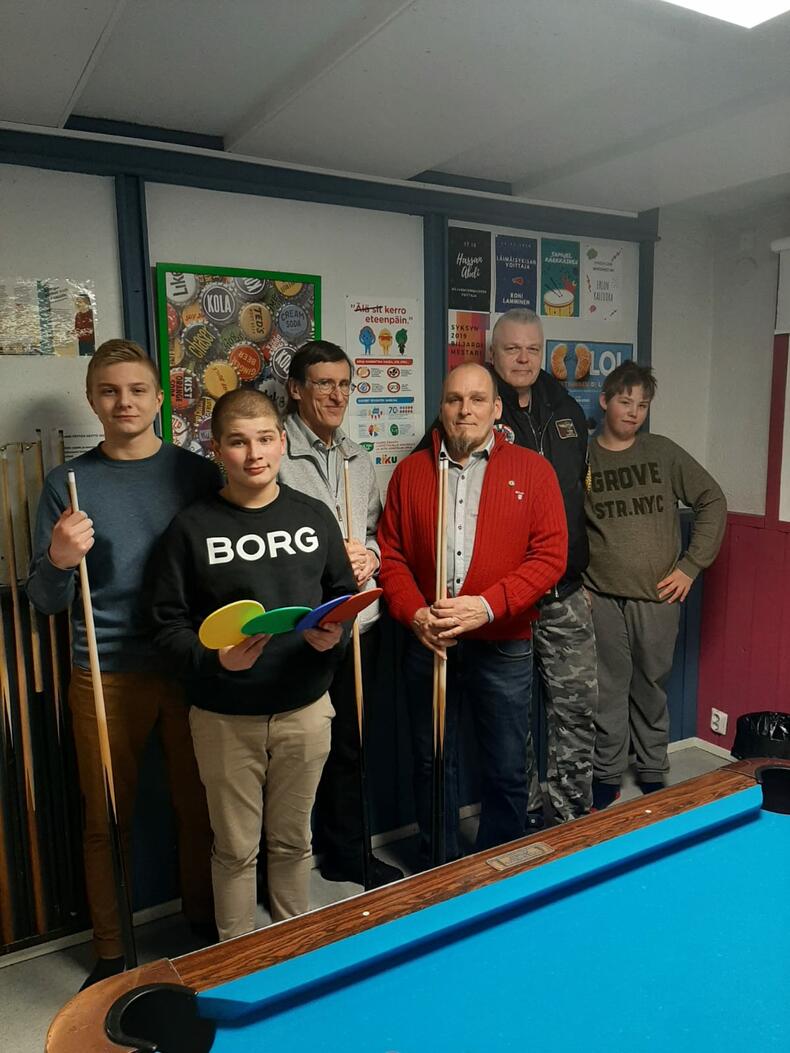 Lions Clubin vapaaehtoiset lahjoittivat Monnarilla uudet mailat nuorille.