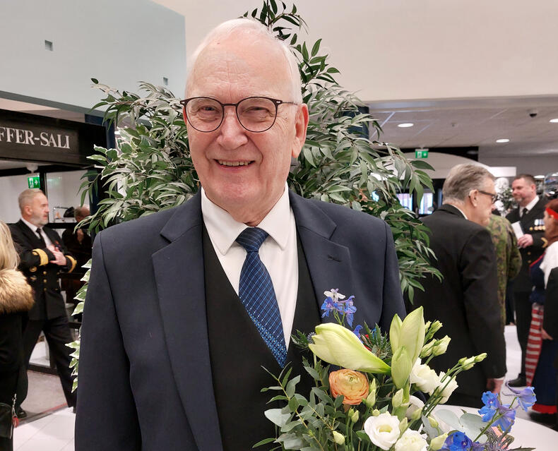 Raimo Laine kukkien kera.